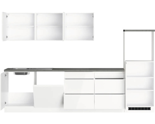 Küchenzeile mit Spüle, Schränken und Regalen