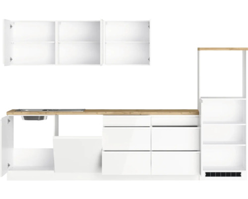 Küchenzeile mit Spüle, Schubladen und offenen sowie geschlossenen Schränken