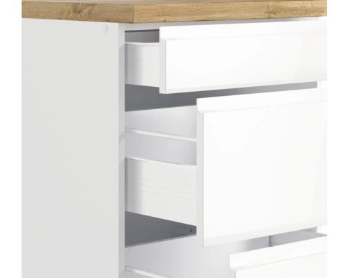 Kommode mit offenen Schubladen