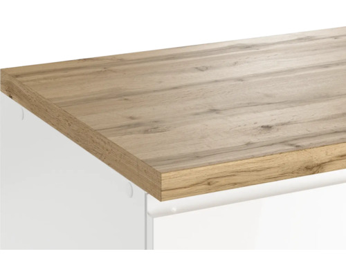 Detailansicht einer Arbeitsplatte mit Holzdekor auf einem weißen Unterschrank