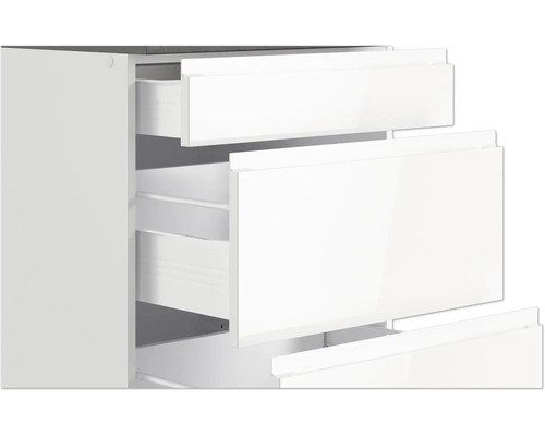 Weißer Schubladenschrank mit offenen Schubladen