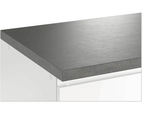 Küchenarbeitsplatte aus Stein auf weißem Unterschrank