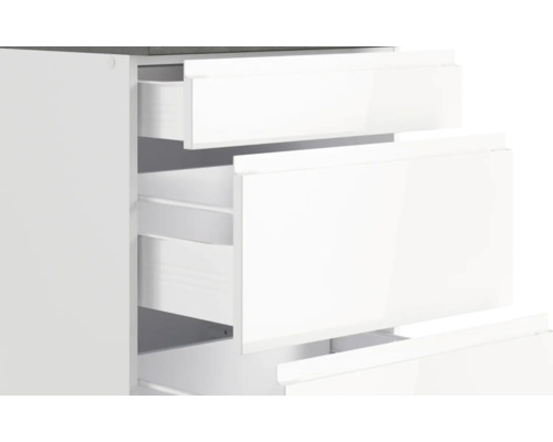 Küchenschrank mit offenen Schubladen