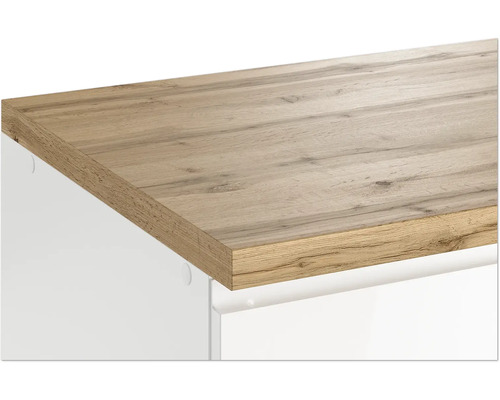 Arbeitsplatte aus Holz auf einem weißen Unterschrank