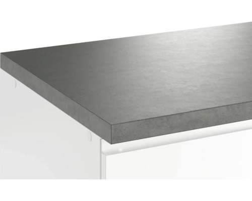 Arbeitsplatte aus Beton auf einem weißen Unterschrank