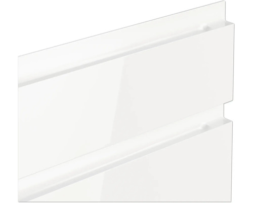 Detailansicht einer weißen Möbelfront mit Griffleiste