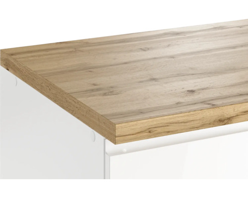 Holzplatte auf weissem Unterschrank