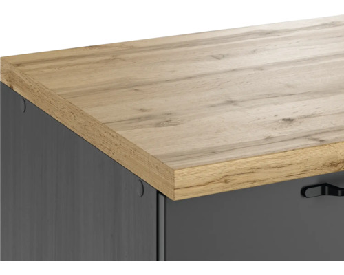 Detailansicht eines Möbels mit Holzoberfläche und dunklen Fronten