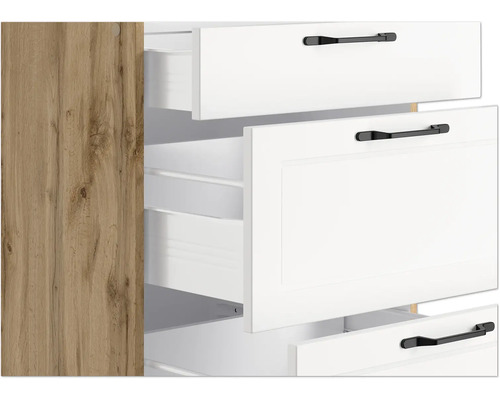 Detailansicht eines Möbelschranks mit offenen Schubladen und Griffen