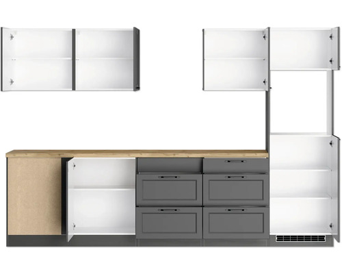 Küchenzeile mit Schubladen und offenen Schrankfächern