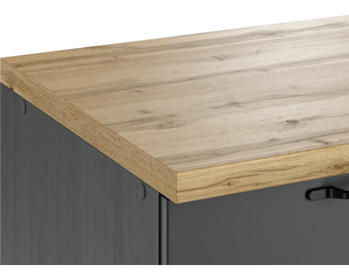 Detailansicht einer Kommode mit Holzoberfläche und Griff