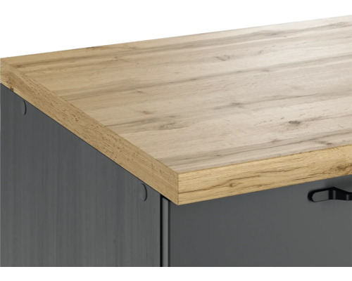 Detailansicht eines Möbels mit Holzplatte und grauer Front