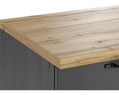 Detailaufnahme einer Holzplatte auf einem grauen Unterschrank