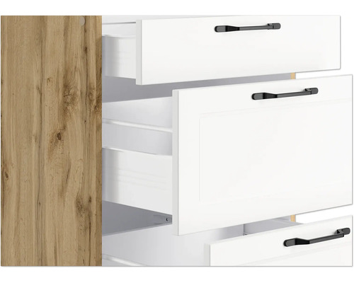 Schrank mit offenen weißen Schubladen und schwarzen Griffen