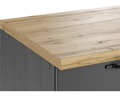 Detailaufnahme einer Kommode mit grauen Fronten und einer Arbeitsplatte in Holzoptik