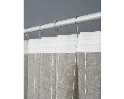 Duschvorhang aus Stoff mit Aufhängeringen an einer Stange