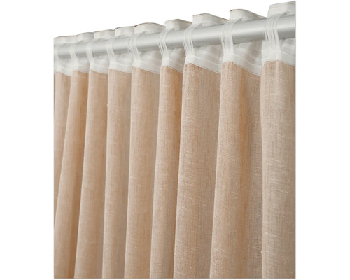 Gardine aus Stoff mit Aufhängung an einer Gardinenstange