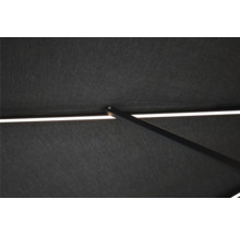 Gros plan d''un parasol avec éclairage et toit en tissu noir