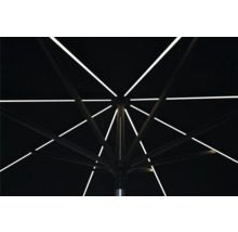 Vue du dessous d''un parasol de jardin avec éclairage