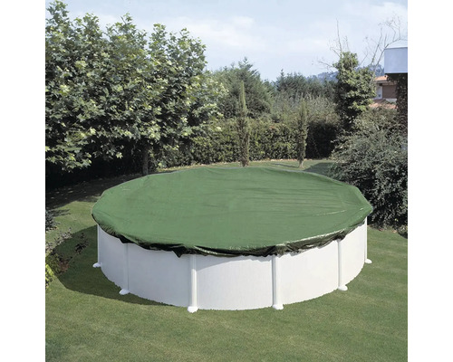 Abgedeckter runder Pool im Garten.