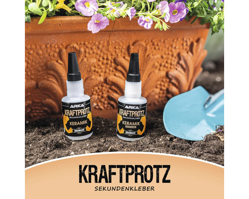 Zwei Flaschen Arka Kraftprotz Sekundenkleber Keramik vor bepflanztem Topf und Schaufel