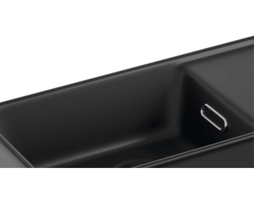 Vue détaillée d''un évier de cuisine noir avec garniture de trop-plein