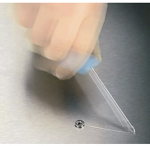 Application de colle sur une vis à l''aide d''une pipette