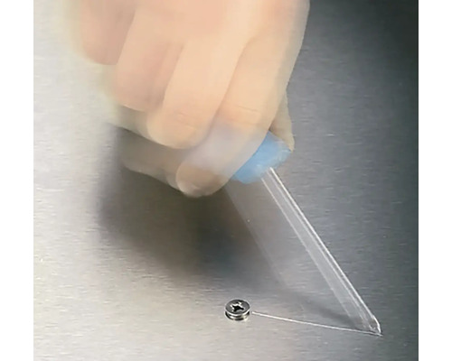 Application de colle sur une vis à l''aide d''une pipette