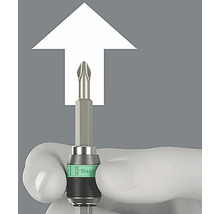 Un embout de tournevis cruciforme avec un marquage blanc, tenu par une main.