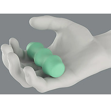 Main avec balle de massage en plastique