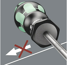 Gros plan d''un tournevis avec un panneau d''interdiction rouge pour le roulement