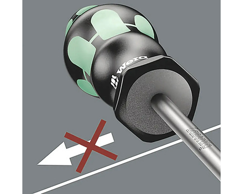 Gros plan d''un tournevis avec un panneau d''interdiction rouge pour le roulement