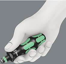 Un tournevis avec une poignée ergonomique est tenu dans une main.