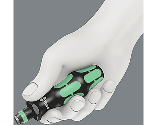 Un tournevis avec une poignée ergonomique est tenu dans une main.