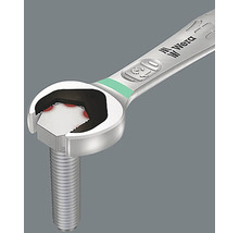 Une clé à fourche de la marque Wera serre une vis.