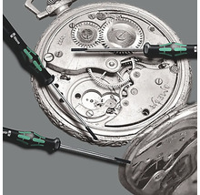 Drei Wera Schraubendreher liegen auf einer offenen Taschenuhr mit sichtbarem Uhrwerk.
