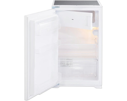 Geöffneter, weißer Kühlschrank mit Regalen