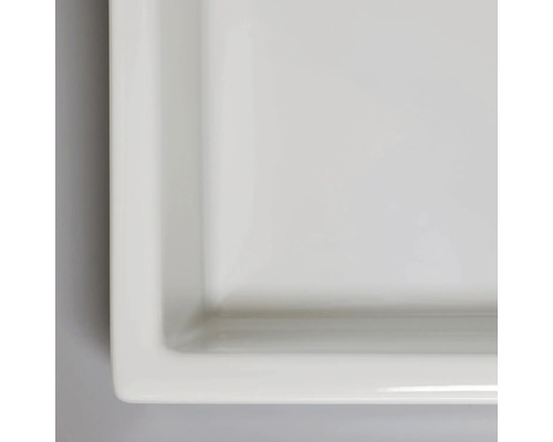Vue détaillée d''un lavabo en céramique rectangulaire et plat