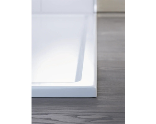 Detail einer Duschwanne auf einem Holzboden