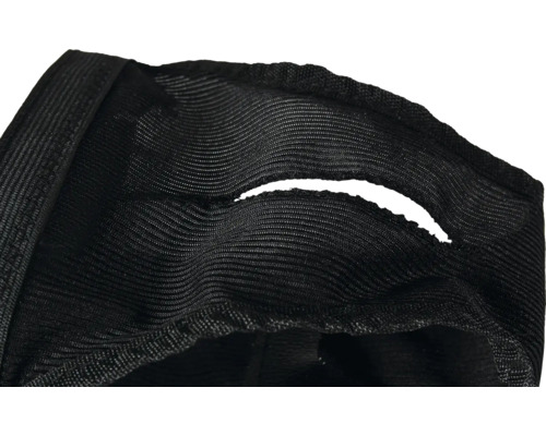 Gros plan sur un tissu noir avec une ouverture