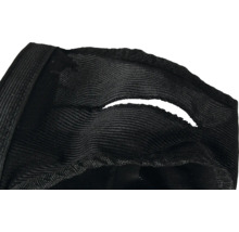 Detailaufnahme eines schwarzen Sportstirnbandes mit Aussparung