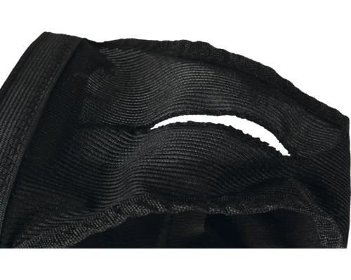 Gros plan sur un tissu noir avec une incision