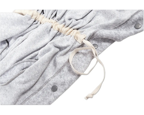 Gros plan d''un peignoir gris avec cordon de serrage