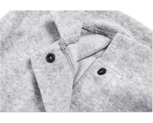 Gros plan d''un peignoir gris avec boutons-pression