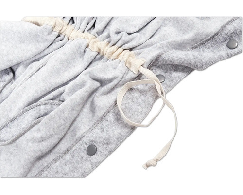 Peignoir gris avec cordon de serrage et boutons