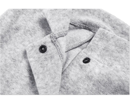 Gros plan d''un peignoir gris avec des boutons-pression.