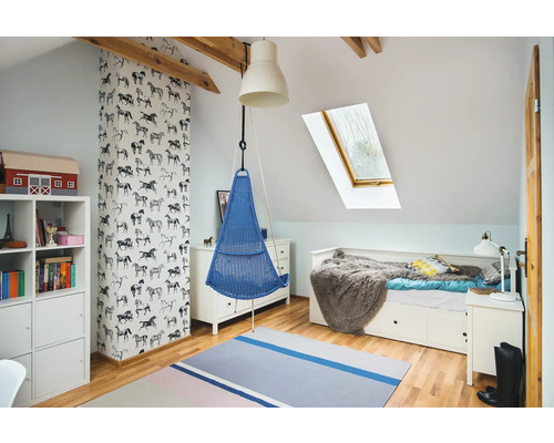 Einrichtung eines hellen Kinderzimmers mit Hängesessel, Regal und Bett