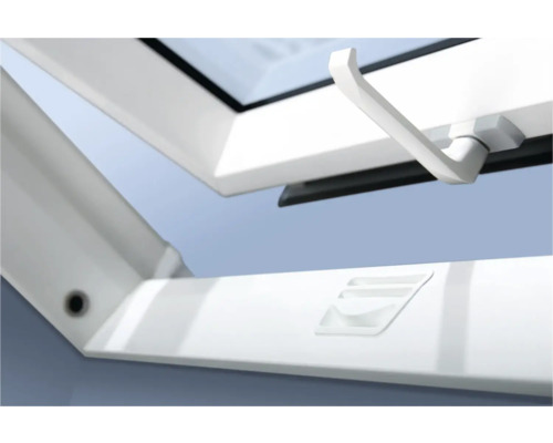 Detailansicht eines geöffneten Dachfensters mit Griff