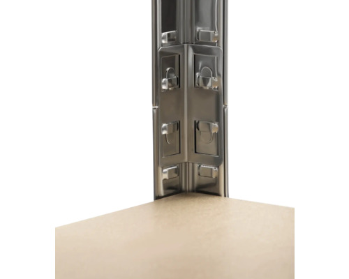 Gros plan d''un montant d''angle métallique avec étagère