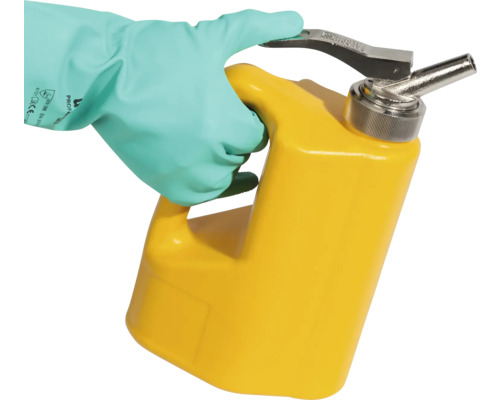 Une main gantée tient un bidon de sécurité jaune.